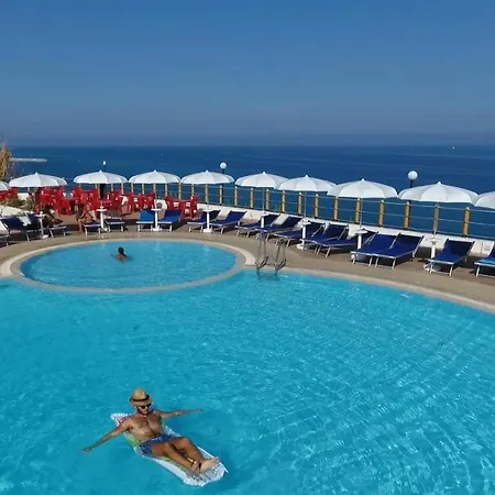 منتزه العطل Il Poggio Di Tropea Villaggio Soft 3*